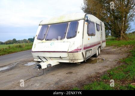 Ottobre 2020 - Grande carovan da turismo scaricato sulla strada vicino a Glastonbury, Somerset, Regno Unito Foto Stock