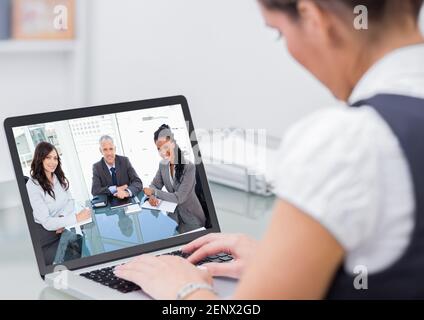 Vista laterale delle persone durante una chiamata visio sul computer Foto Stock