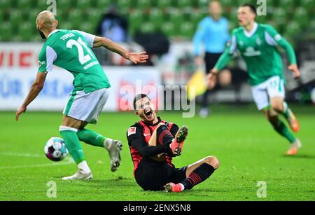 Brema, Germania. 26 febbraio 2021. Calcio: 26.02.2021 1 Bundesliga: SV Werder Bremen - SG Eintracht Frankfurt da sinistra a destra Oemer Toprak, Andre Silva (| usage worldwide Credit: dpa/Alamy Live News Foto Stock