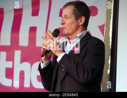 Autore britannico, giornalista, emittente, consulente strategico e attivista per la salute mentale Alastair Campbell parlando al voto del 3° popolo marzo, Parliament Square, Londra, Regno Unito il 19 ottobre 2019. Foto Stock