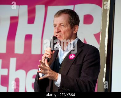 Autore britannico, giornalista, emittente, consulente strategico e attivista per la salute mentale Alastair Campbell parlando al voto del 3° popolo marzo, Parliament Square, Londra, Regno Unito il 19 ottobre 2019. Foto Stock