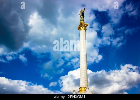 Kiev, Ucraina, maggio 2019. Statua di Berehynia in cima al Monumento dell'Indipendenza sulla Piazza dell'Indipendenza o Piazza dell'Indipendenza di Maidan Nezalezhnosti. Cielo blu nuvoloso. Foto Stock