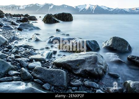 Tempo di esposizione delle pietre nella costa di Westfjords, Islanda Foto Stock