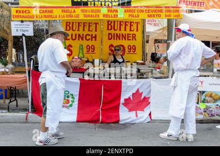 Salsa sulle scene del Festival di San Clair: Due uomini in grembiuli di chefís fanno un controllo finale sull'aspetto del loro stand di cibo festival, mentre una donna attende Foto Stock