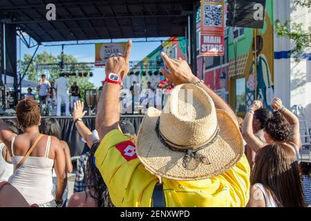 Salsa sulle scene del St. Clair Festival: Gli appassionati di musica in un concerto raggiungono le braccia verso gli artisti su un palco. Stanno frequentando i Sals Foto Stock