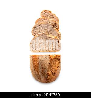 Pane tondeggiante al forno con crusche tagliate a fette e isolate su sfondo bianco. Vista dall'alto Foto Stock