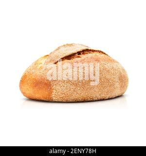 Pane tondeggiante al forno con crusche isolate su sfondo bianco. Vista dall'alto Foto Stock