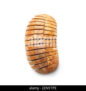 Pane tondeggiante al forno con crusche tagliate a fette e isolate su sfondo bianco. Vista dall'alto Foto Stock