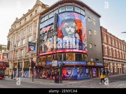 Vista esterna del Teatro Sondheim su Shaftesbury Avenue, chiuso durante la pandemia del coronavirus. Londra, Regno Unito Febbraio 2021. Foto Stock