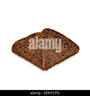 Fette di pane cotte al forno di segale isolate su sfondo bianco. Vista dall'alto Foto Stock