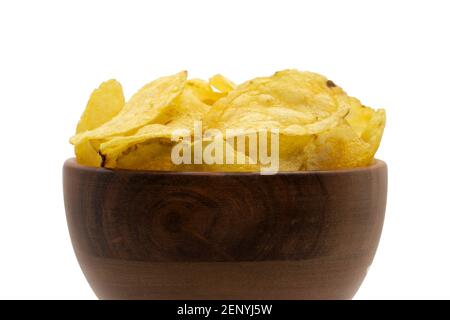 Patatine in ciotola di legno isolato su sfondo bianco. Foto Stock