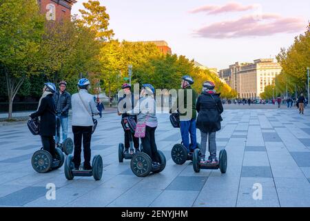 Trasporto persone, gruppo di turisti in un tour guidato in Segway alla Pennsylvania Ave NW, Washington DC, USA Foto Stock
