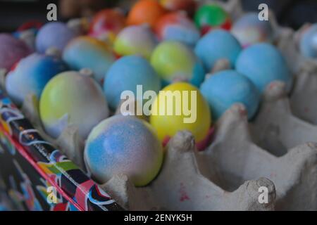 Uova di confetti in un piatto di uova Foto Stock