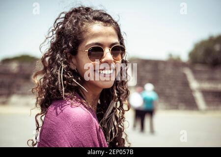 Sorridente giovane attraente donna messicana in vacanza al sito turistico Foto Stock