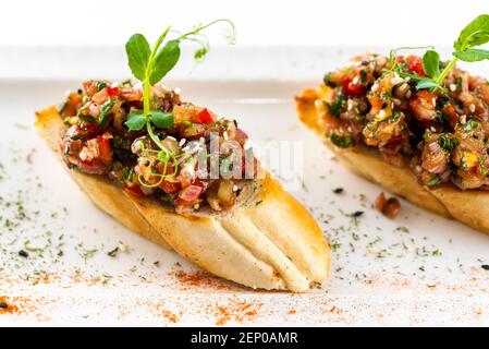 bruschetta con manzo tritato ed erbe aromatiche Foto Stock