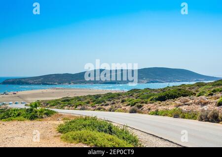 Rodi, Grecia - 10 agosto 2019: Strada per Prasonisi spiaggia - più female kitesurf e windsurf luogo in Rodi isola Foto Stock