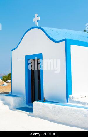 Tradizionale cappella greca su una collina, Rodi, Grecia Foto Stock