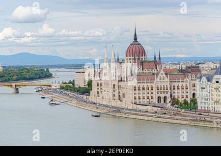 Edificio del Parlamento nella città di Budapest sul Danubio Fiume Foto Stock