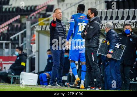 CHARLEROI, BELGIO - FEBBRAIO 26: Sostituzione KRC Genk. Out Ebere Onuachu di KRC Genk, in Cyriel Dessers di KRC Genk. Coach John van den Brom di KRC Foto Stock