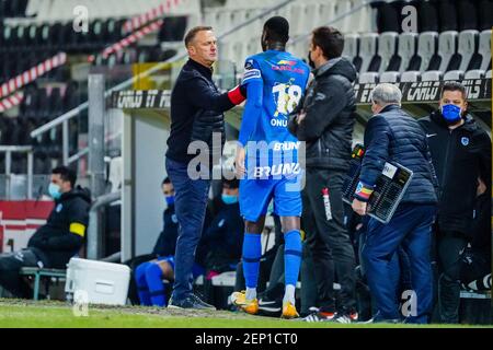 CHARLEROI, BELGIO - FEBBRAIO 26: Sostituzione KRC Genk. Out Ebere Onuachu di KRC Genk, in Cyriel Dessers di KRC Genk. Coach John van den Brom di KRC Foto Stock