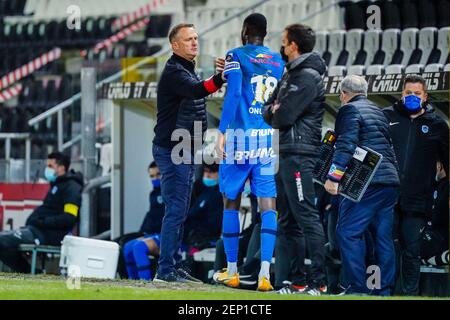 CHARLEROI, BELGIO - FEBBRAIO 26: Sostituzione KRC Genk. Out Ebere Onuachu di KRC Genk, in Cyriel Dessers di KRC Genk. Coach John van den Brom di KRC Foto Stock