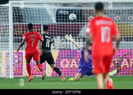 Doha, Qatar. 26 Feb 2021. Baghdad Bounedjah (2° L) di al Sladd SC segna il secondo gol durante la partita finale della Coppa Qatar tra al Sladd SC e al Duhail SC a Doha, Qatar, 26 febbraio 2021. Credit: Nikku/Xinhua/Alamy Live News Foto Stock