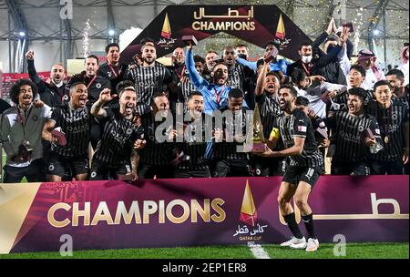 Doha, Qatar. 26 Feb 2021. I giocatori di al Sadd SC festeggiano con il trofeo dopo aver vinto la partita finale della Coppa Qatar tra al Sadd SC e al Duhail SC a Doha, Qatar, 26 febbraio 2021. Credit: Nikku/Xinhua/Alamy Live News Foto Stock