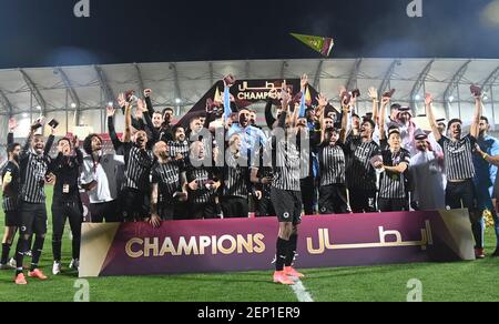 Doha, Qatar. 26 Feb 2021. I giocatori di al Sadd SC festeggiano con il trofeo dopo aver vinto la partita finale della Coppa Qatar tra al Sadd SC e al Duhail SC a Doha, Qatar, 26 febbraio 2021. Credit: Nikku/Xinhua/Alamy Live News Foto Stock