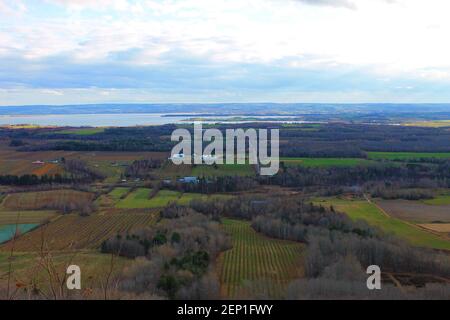 Vista panoramica su terreni agricoli, con l'oceano e le colline in lontananza. Foto Stock