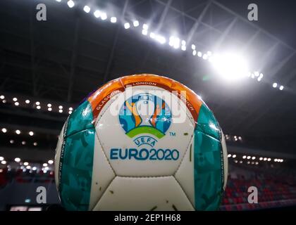 Bucarest, Romania - 27 novembre 2020: UEFA EURO 2020 palla sul nuovo Steaua Stadium aperto per un evento stampa il giorno della ricezione da parte dei Romani Foto Stock