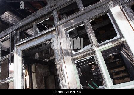 facciata della casa in legno bruciata Foto Stock