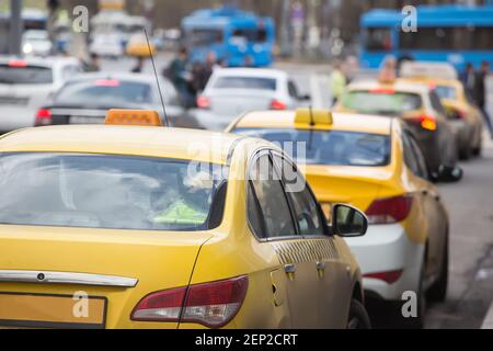 Un sacco di taxi giallo nel parcheggio del centro città Foto Stock