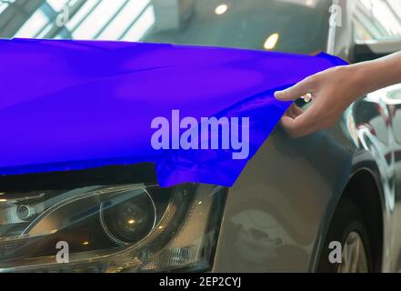 Incollaggio della vettura in plastica carbonico closeup Foto Stock