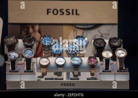 BELGRADO, SERBIA - 14 FEBBRAIO 2021: Logo del gruppo Fossil in vendita orologi frontali per Belgrado. Fossil è un fashion designer americano, il cui symbo Foto Stock