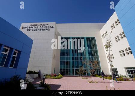 Queretaro, Messico. 17 Feb 2021. Vista esterna dell'ospedale. Il nuovo Ospedale Generale di Querétaro ha cinque livelli e dispone di 120 posti letto, oltre a 11 sale operatorie, 32 uffici e 16 letti di terapia intensiva. Inizierà la sua attività nel mese di marzo. Credit: Cesar Gomez/SOPA Images/ZUMA Wire/Alamy Live News Foto Stock