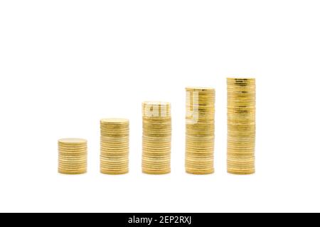 Il modello grafico delle torri delle monete d'oro minime che mostra la crescita degli investimenti e il risparmio di denaro da sinistra a destra sono isolati su sfondo bianco. Foto Stock