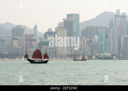 Hong Kong, Cina - 10 ottobre 2009: Navigazione spazzatura nel porto di Victoria. Il porto è particolarmente affollato nei fine settimana con yacht privati. Foto Stock