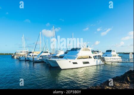 Yacht di lusso e barche a vela ancorate alla marina, Bundaberg, Queensland, QLD, Australia Foto Stock