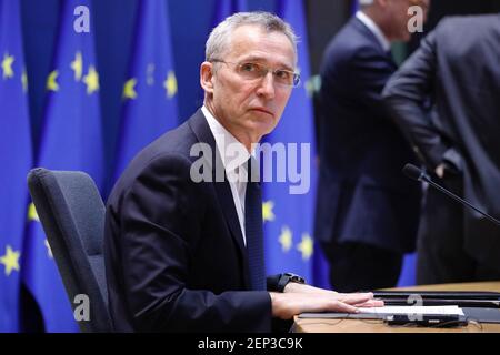 (210227) -- BRUXELLES, 27 febbraio 2021 (Xinhua) -- il Segretario Generale dell'Organizzazione del Trattato Nord Atlantico (NATO) Jens Stoltenberg partecipa al secondo giorno del vertice virtuale a Bruxelles, Belgio, 26 febbraio 2021. Venerdì, i leader degli stati membri dell'Unione europea (UE) hanno ribadito il loro impegno a rafforzare la capacità dell'UE di agire autonomamente nel contesto del loro dibattito strategico sulla politica europea di sicurezza e di difesa, nonché la necessità che il blocco assuma maggiori responsabilità per la sua sicurezza. Concludendo un vertice virtuale di due giorni, i capi di Stato e di governo hanno deciso di migliorare il c Foto Stock