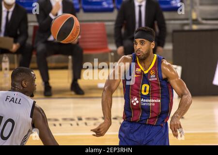 Barcellona, Spagna. 26 Feb 2021. Brandon Davies, di Barcellona e la caduta di Moustapha, di ASVEL Villeurbanne in azione durante la Turco Airlines Eurolega, partita tra FC Barcelona Bàsquet e ASVEL Lyon-Villeurbanne a Palau Blaugrana.(Punteggio finale; Barcellona 69:76 Lyon-Villeurbanne) Credit: SOPA Images Limited/Alamy Live News Foto Stock