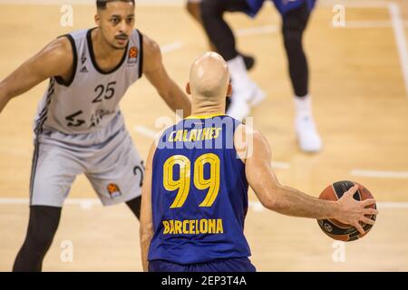 Barcellona, Spagna. 26 Feb 2021. Nick Calathes, di Barcellona e William Howard, di ASVEL Villeurbanne in azione durante la Turco Airlines Eurolega, partita tra FC Barcelona Bàsquet e ASVEL Lyon-Villeurbanne a Palau Blaugrana.(Punteggio finale; Barcellona 69:76 Lyon-Villeurbanne) Credit: SOPA Images Limited/Alamy Live News Foto Stock
