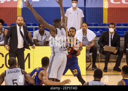 Barcellona, Spagna. 26 Feb 2021. Cory Higgins, di Barcellona e Moustaparha caduta di ASVEL Villeurbannein azione durante Turco Airlines Eurolega, partita tra FC Barcelona Bàsquet e ASVEL Lyon-Villeurbanne a Palau Blaugrana.(Punteggio finale; Barcellona 69:76 Lyon-Villeurbanne) Credit: SOPA Images Limited/Alamy Live News Foto Stock