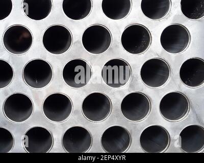 Dettaglio di industriale dello scambiatore di calore, una shell e il condensatore a tubi, realizzati a partire da acciaio inossidabile. Foto Stock