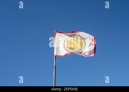 Ston, Croazia - 20 agosto 2020: Bandiera Ragusa in flailing vento su Muro di Ston in estate Foto Stock