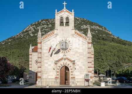 Ston, Croazia - 19 agosto 2020: Facciata anteriore della chiesa di San Biagio prima del tramonto nella città vecchia Foto Stock