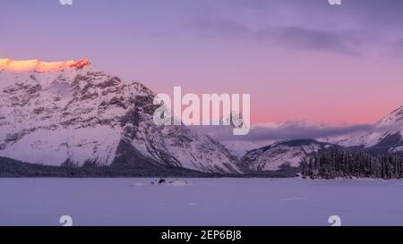 Vista panoramica del lago superiore Kananaskis e del Monte Rawson-Sunrise, Kananaskis, Alberta Foto Stock