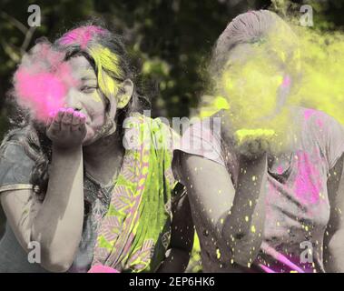 due ragazze celebrano il festival holi. il festival indù indiano è conosciuto anche come festival dei colori e festival di primavera Foto Stock