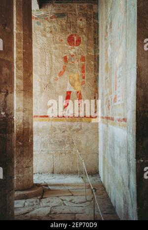 Ra-Horakhty Polichrome Bas-Relief presso la cappella Anubis nel tempio mortuario della regina Hatshepsut a Deir El Bahari, Egitto, Africa Foto Stock