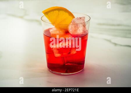 Campari Soda Aperitivo cocktail Pre Dinner drink guarnito con una fetta di arancia in un bicchiere sulle rocce, nome che si riferisce al cocktail, non il Bra Foto Stock