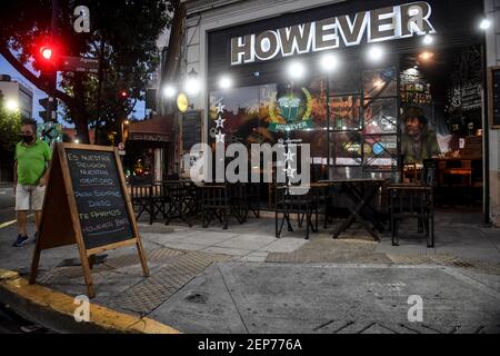 Buenos Aires, Argentina. 16 Feb 2021. "Egli è la nostra religione, la nostra identità. Lunga vita Diego. Noi ti amiamo, è scritto sul taffrail all'ingresso del bar 'comunque' in onore della stella del calcio Maradona. Credit: Fernando Gens/dpa/Alamy Live News Foto Stock